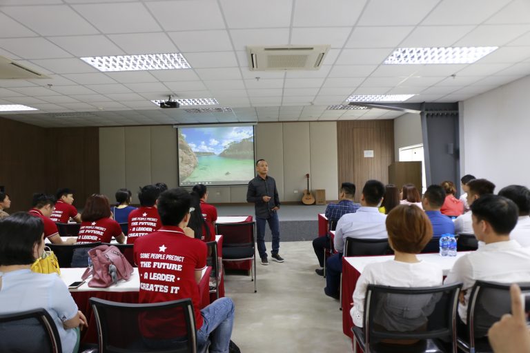 Ông Phan Minh Chính chia sẻ với những bài học kinh doanh với học viên hai lớp CEO 126 và CEO 127